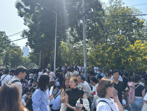 公園に避難する人々