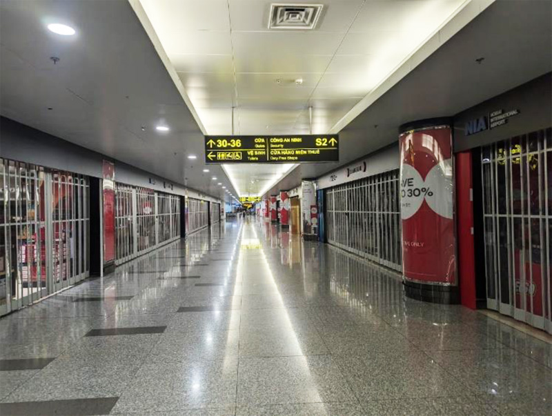 午前4時30分のノイバイ空港。売店やレストランはほとんど閉まっています。