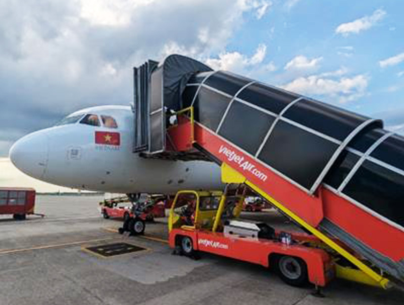 ノイバイ空港到着時のベトジェットエア。ベトナムではタラップを使用し、乗客が乗り降りすることが一般的です。