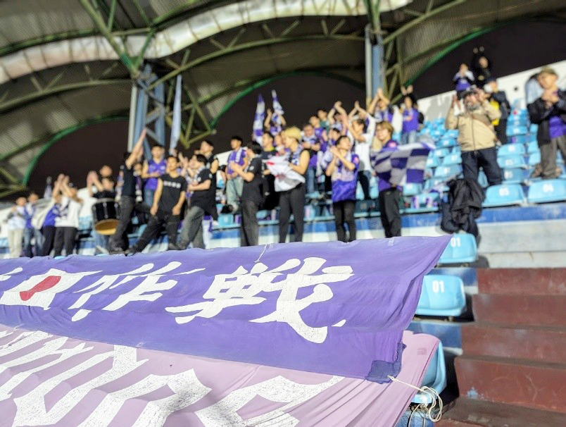 試合終了後のサンフレッチェ広島サポーター