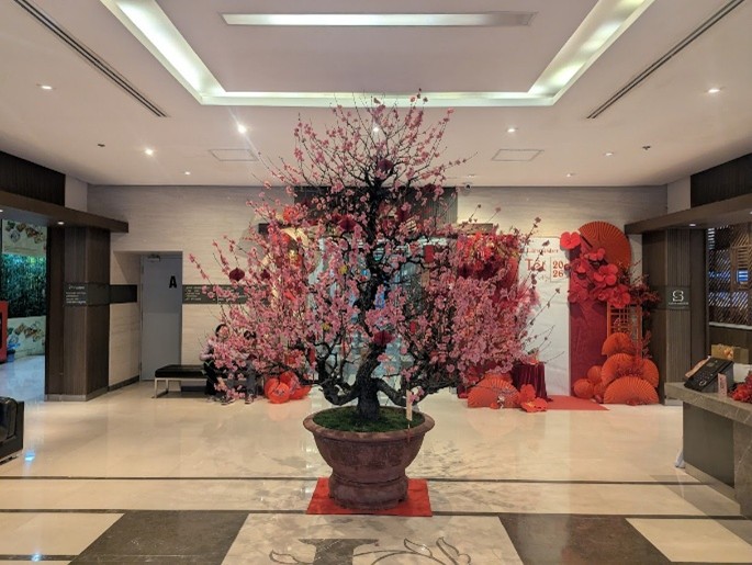 共用スペースに飾られた桃の花