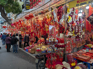 テトの装飾品が並ぶハンマー通り