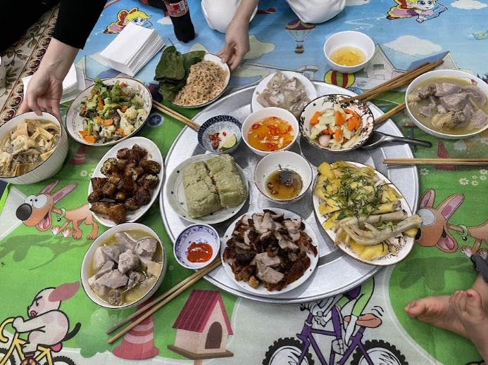 テト期間中、スタッフのご家庭でふるまわれた伝統的なベトナム料理