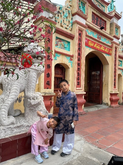 ベトナムの伝統衣装「アオザイ」を身にまとい、初詣をする我が子たち
