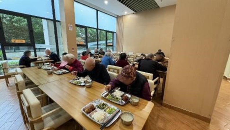 昼食の様子