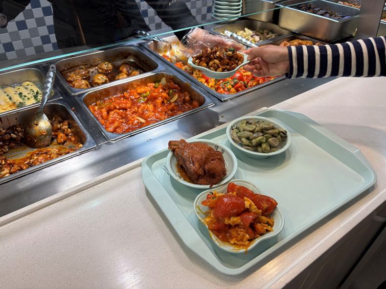 好きな料理を選び、小皿で受け取る形式
