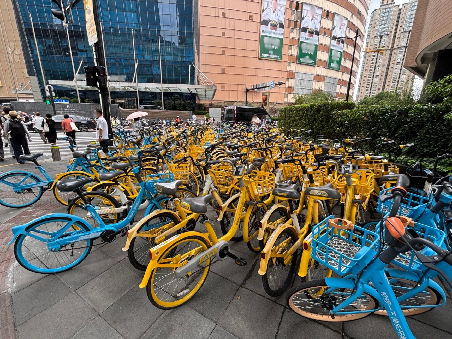 利用後のシェアサイクルは、何重にも重なって歩道を埋め尽くすこともある
