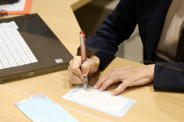 9:00 お客さまに手紙を書く